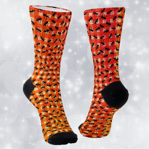 Kruipende zwarte mieren op een rood-wit picknickkl sokken