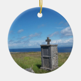 Kruis door de zee keramisch ornament