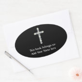 Kruis van zilver en witte rozen ovale sticker (Envelop)