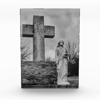 Kruisbeeld en engel in zwart en wit fotoblokken