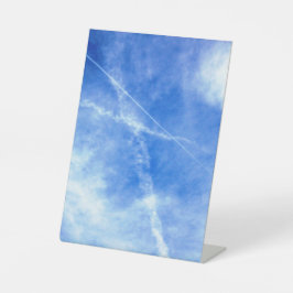 Kruisstrepen in lucht foto reclamebord met voetstuk