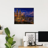Kuala Lumpur skyline 's nachts Poster (Thuiskantoor)