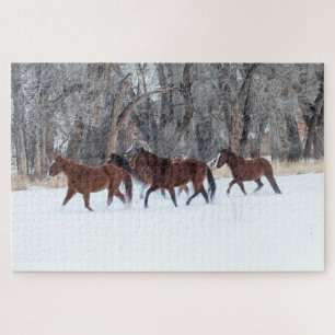 Kudde paarden die in de sneeuw van de winter renne legpuzzel