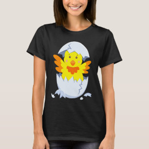 Kuiken komt uit ei kip kuiken met ei schaal t-shirt
