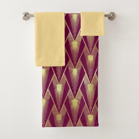 Kunst Deco Towel zette Geel en Maroon. Bad Handdoek (Insitu)