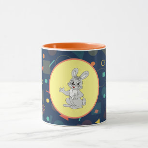 Kunst van een knuffelkonijn op een kleurrijk patro mok