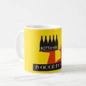 Kunstdeco met flesje-eau-retro-stijl koffiemok (Voorkant links)
