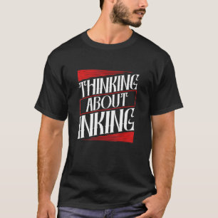 Kunstenaar in de tattoo denkt na over inkt 1 t-shirt