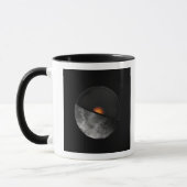 Kunstenconcept met een mogelijke binnenste kern mok (Links)