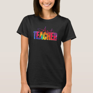 Kunstleraar laat verf teruggaan naar schoolwaarder t-shirt