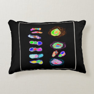 Kunstpufjes en -boeien op een zwarte achtergrond accent kussen