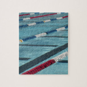 Kunststofscheiders in een zwembad legpuzzel