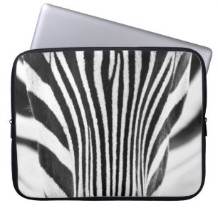 Kunstzwart-wit-kleefportret van een zeb laptop sleeve