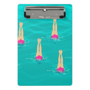 Kunstzwemmers die zwemmen onder de waterzwempartij mini klembord