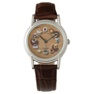 Kups van zwarte koffie met bonen als klok horloge