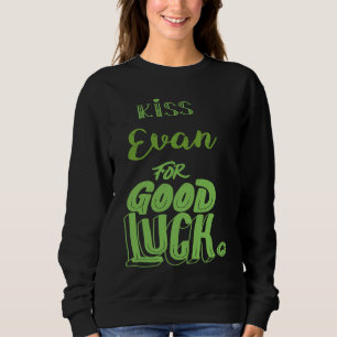 Kus Evan voor veel geluk St. Patricks Trui
