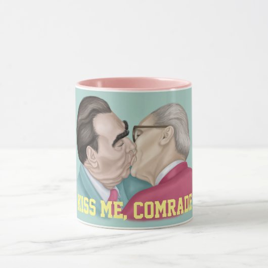 Kus me comrade - Brezhnev kisser Honecker Mok (Midden)