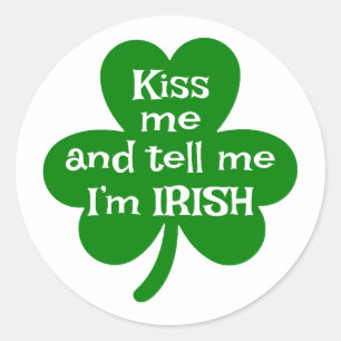 Kus me en zeg me dat ik Iers ben ☘️ Ronde Sticker