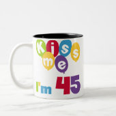 Kus me Ik ben 45 T-shirts en cadeautjes Tweekleurige Koffiemok (Links)