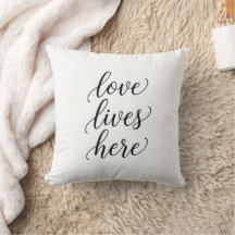 Kussen met 'Liefde woont hier' schrift