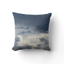 Kussen van sombere, gelaagde wolken