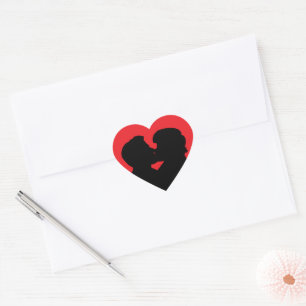 Kussend stel silhouet op rode hart sticker