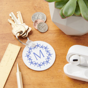 Kust Blauw en Witte Zeester Krans Monogram Sleutelhanger