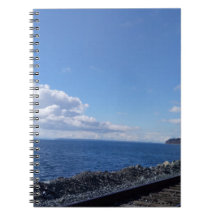 kust en spoorlijn onder blauwe lucht