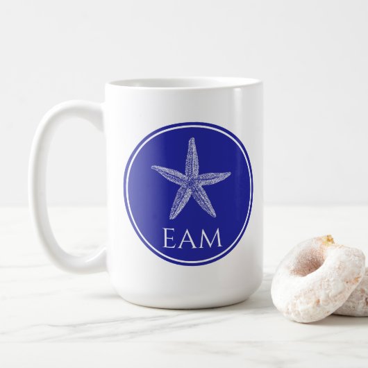 Kust Witte Zeester op Navy Blue Monogram Koffiemok (Met donut)