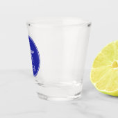 Kust Witte Zeester op Navy Blue Monogram Shot Glas (Rechts)