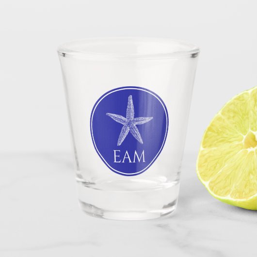 Kust Witte Zeester op Navy Blue Monogram Shot Glas (Voorkant)