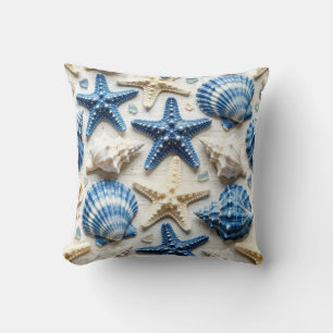 Kustblauw en witte schelpen en zeesterren kussen