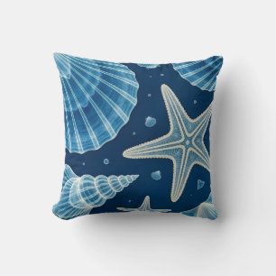 Kustblauw en witte schelpen en zeesterren kussen