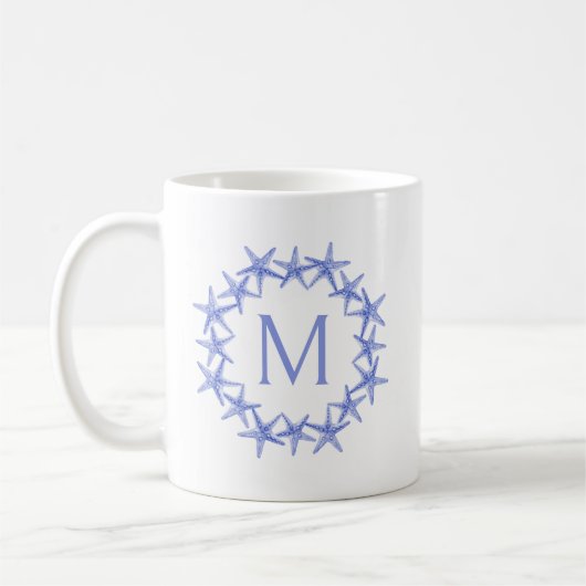 Kustblauwe en witte zeesterkrans Monogram Koffiemok (Links)
