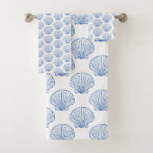 Kustblauwe hoofdhuid schelpen op wit bad handdoek (Insitu)