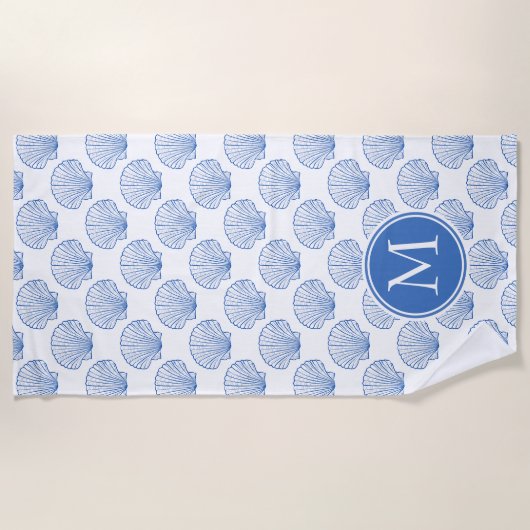 Kustblauwe schelp op het witte monogram strandlaken (Voorkant)