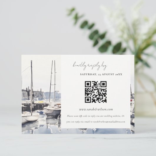 Kusthaven Boten Zeegezicht Bruiloft QR Code RSVP Informatiekaartje (Staand voorkant)