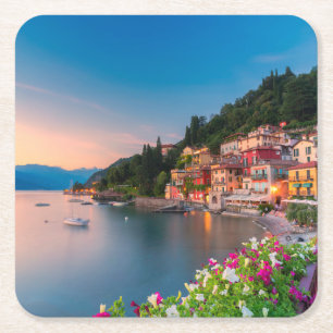 Kustlijn   Varenna, Lombardije, Italië Vierkante Kartonnen Onderzetter