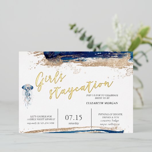 Kuststrand Blauw en Gouden Bruidsfeest Folie Uitnodiging (Staand Voorkant)