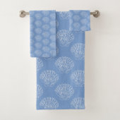 Kustwitte schelp schelpen op blauw bad handdoek (Insitu)
