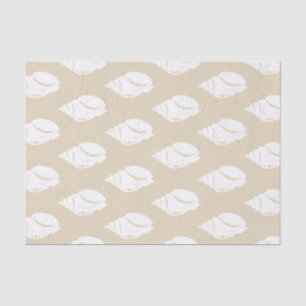 Kustwitte zeeschelpen en kuilen tissuepapier