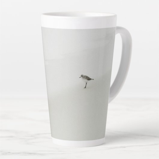 Kustzandloper op het strand latte mok (Rechterhoek)