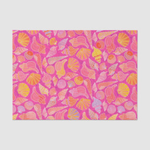 Kustzeeschelpen op roze ontkoppeling tissuepapier