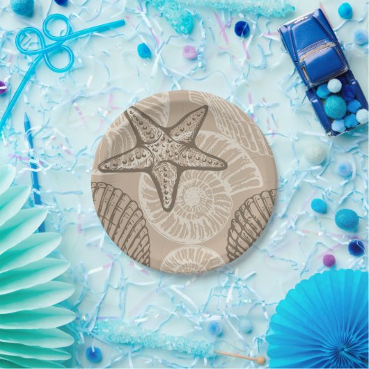 Kustzeesterren en schelpen in beige papieren bordje (Feest)