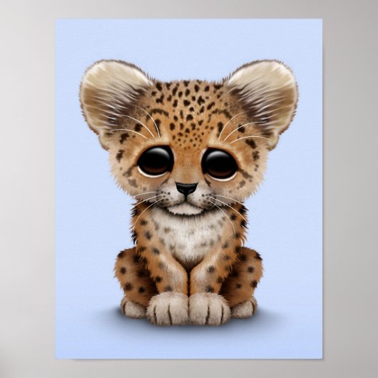 Kute Baby luipkuil op lichtblauw Poster (Voorkant)
