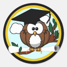 Kute Cartoon Afstuderen Owl with Pet & diploma Ronde Sticker