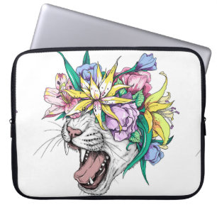 Kute cartoon wilde kattenkop in een florale poot. laptop sleeve