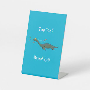 Kute, gelukkig zee monsterplesiosaur cartoon reclamebord met voetstuk