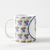 Kute hamster die een paaseieren houdt koffiemok (Links)