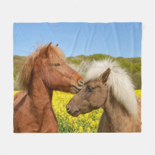 Kute IJslandse paarden die in een lentemaand rondl Fleece Deken